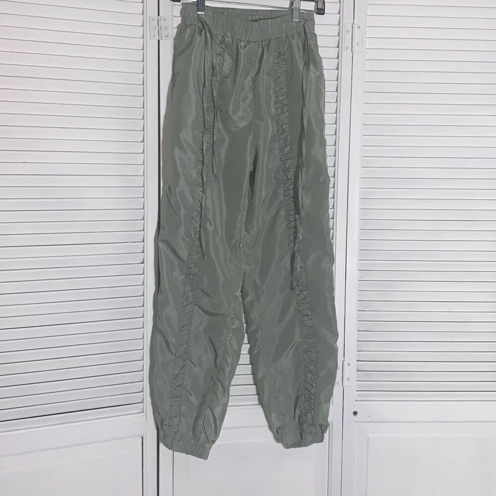 NWOT Miss 8 Olive Green Baggy Windbreaker Pants Women’s size Small 